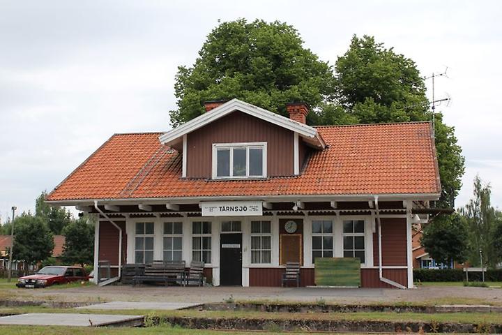 Tärnsjö Station - numera finns PRO Tärnsjö i dessa lokaler - den ägs av Hembygdsföreningen. Bild hämtad på Wikimedia Commons