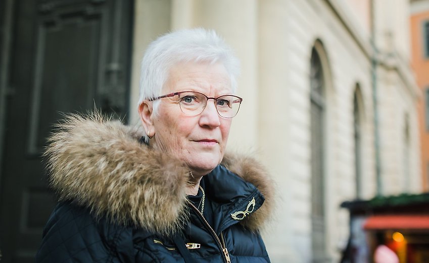 Porträttbild på Åsa Lindestam, PRO:s ordförande, i en svart vinterjacka med pälskrage.