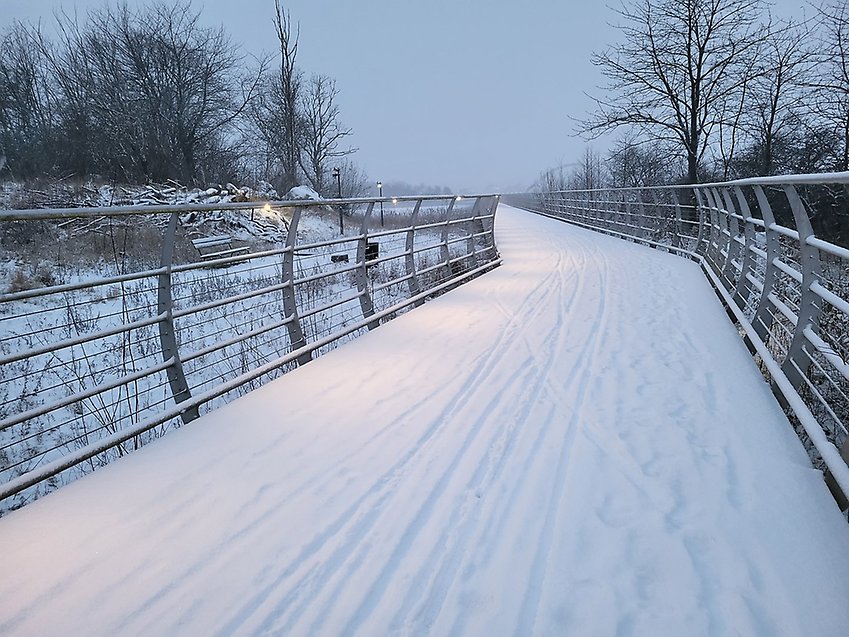 En snöig bro