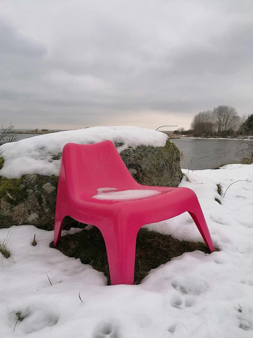 En stol i snö