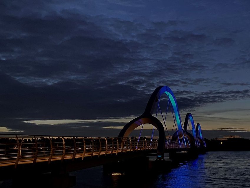 en bro som kvällsmotiv