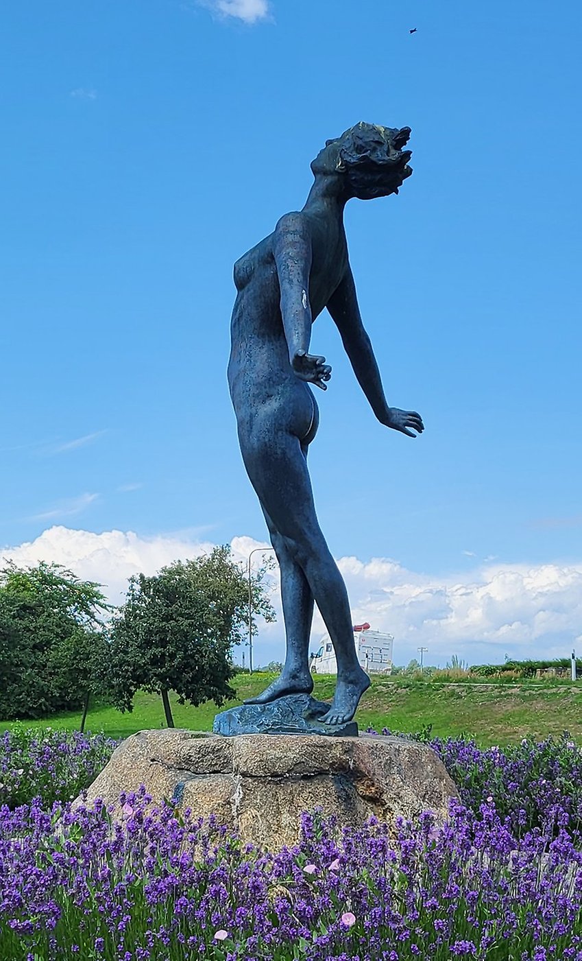 Staty av en kvinna