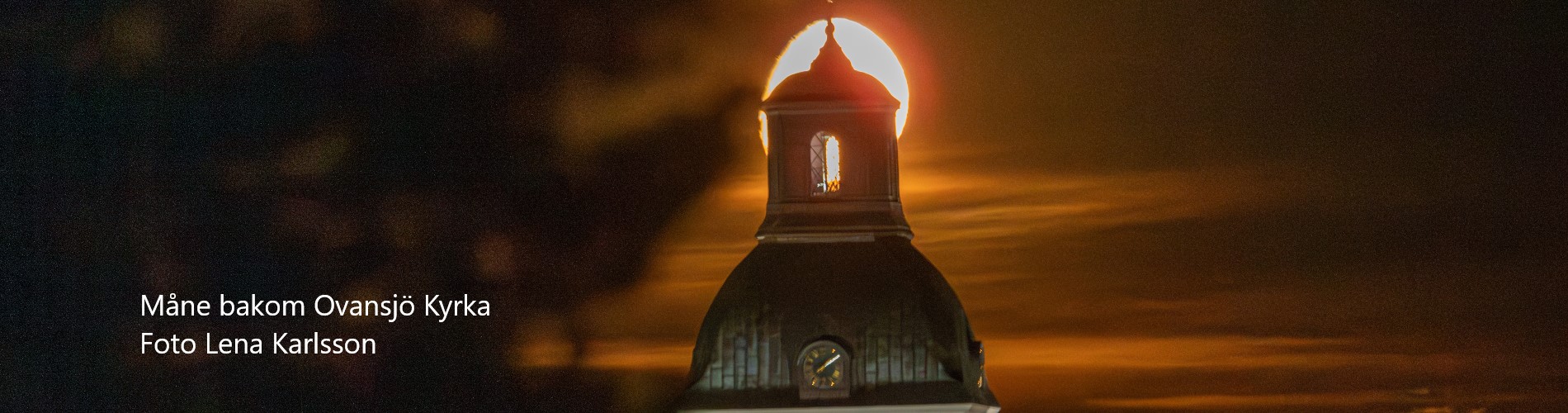 Måne bakom Ovansjö Kyrka Foto Lena Karlsson